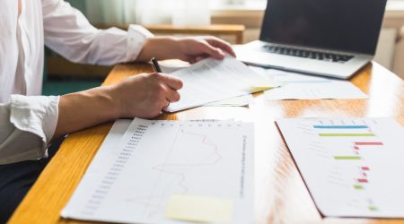 contrato-firma-mano-empresario-sobre-escritorio-madera (1)